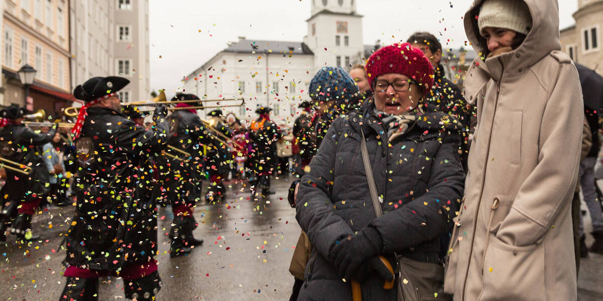 Euro-Carneval Und Guggemusik-Festival Salzburg 13 Eine Frau Wird Mit Konfetti Beworfen, Am 22. Euro-Carneval Und Guggemusik-Festival 2015 In Salzburg