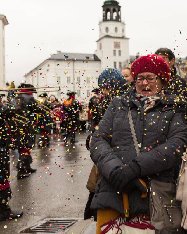 Eine Frau Wird Mit Konfetti Beworfen, Am 22. Euro-Carneval Und Guggemusik-Festival 2015 In Salzburg