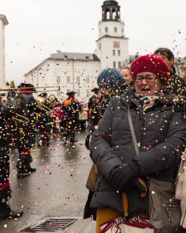 Eine Frau Wird Mit Konfetti Beworfen, Am 22. Euro-Carneval Und Guggemusik-Festival 2015 In Salzburg