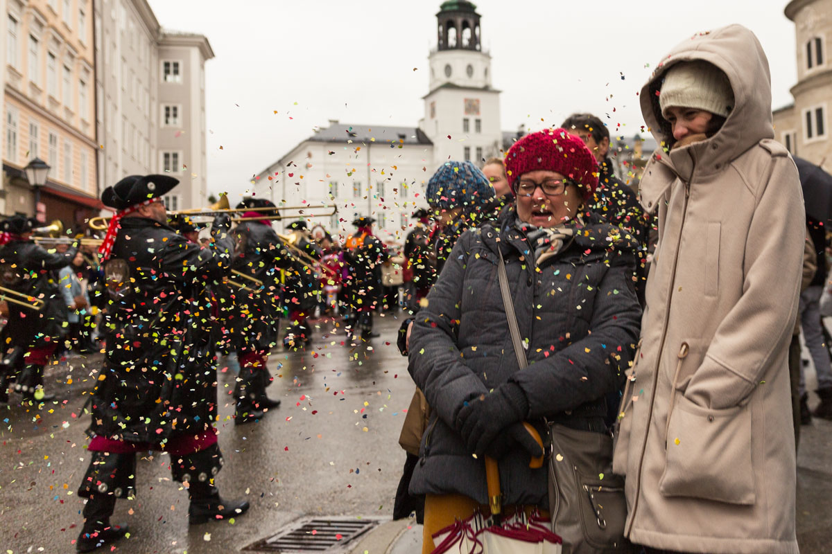 Eine Frau Wird Mit Konfetti Beworfen, Am 22. Euro-Carneval Und Guggemusik-Festival 2015 In Salzburg