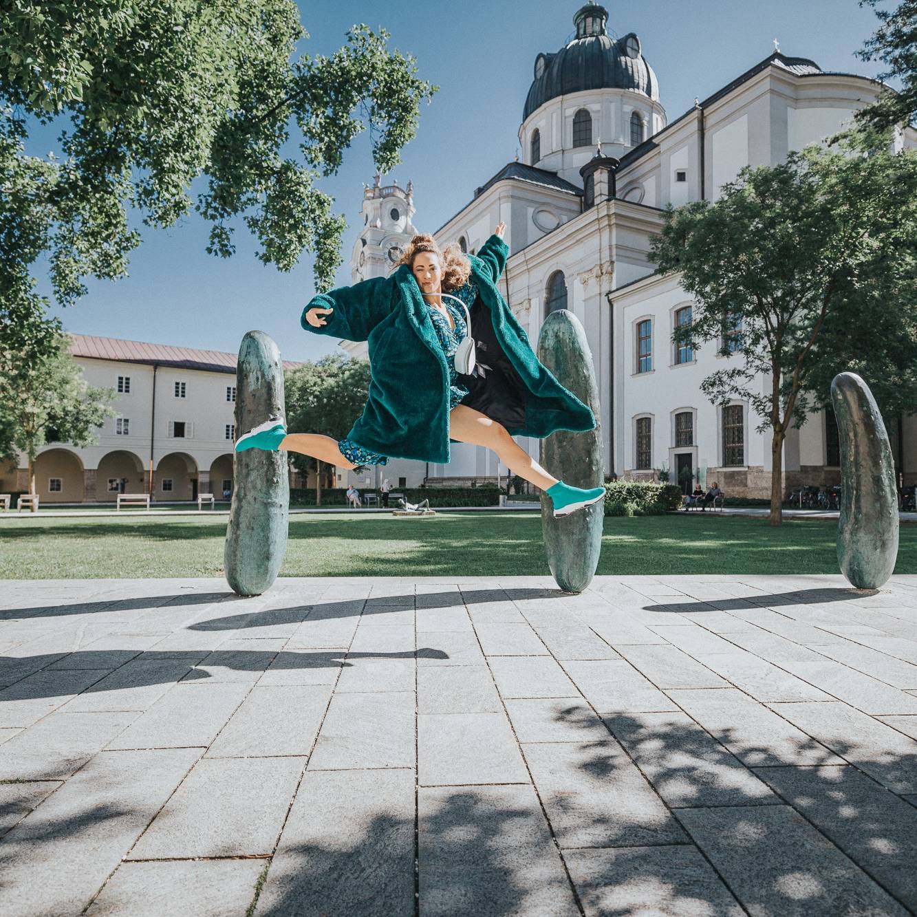 Model: Springt Vor Den Gurken Im Furtwänglerpark In Der Altstadt Von Salzburg.