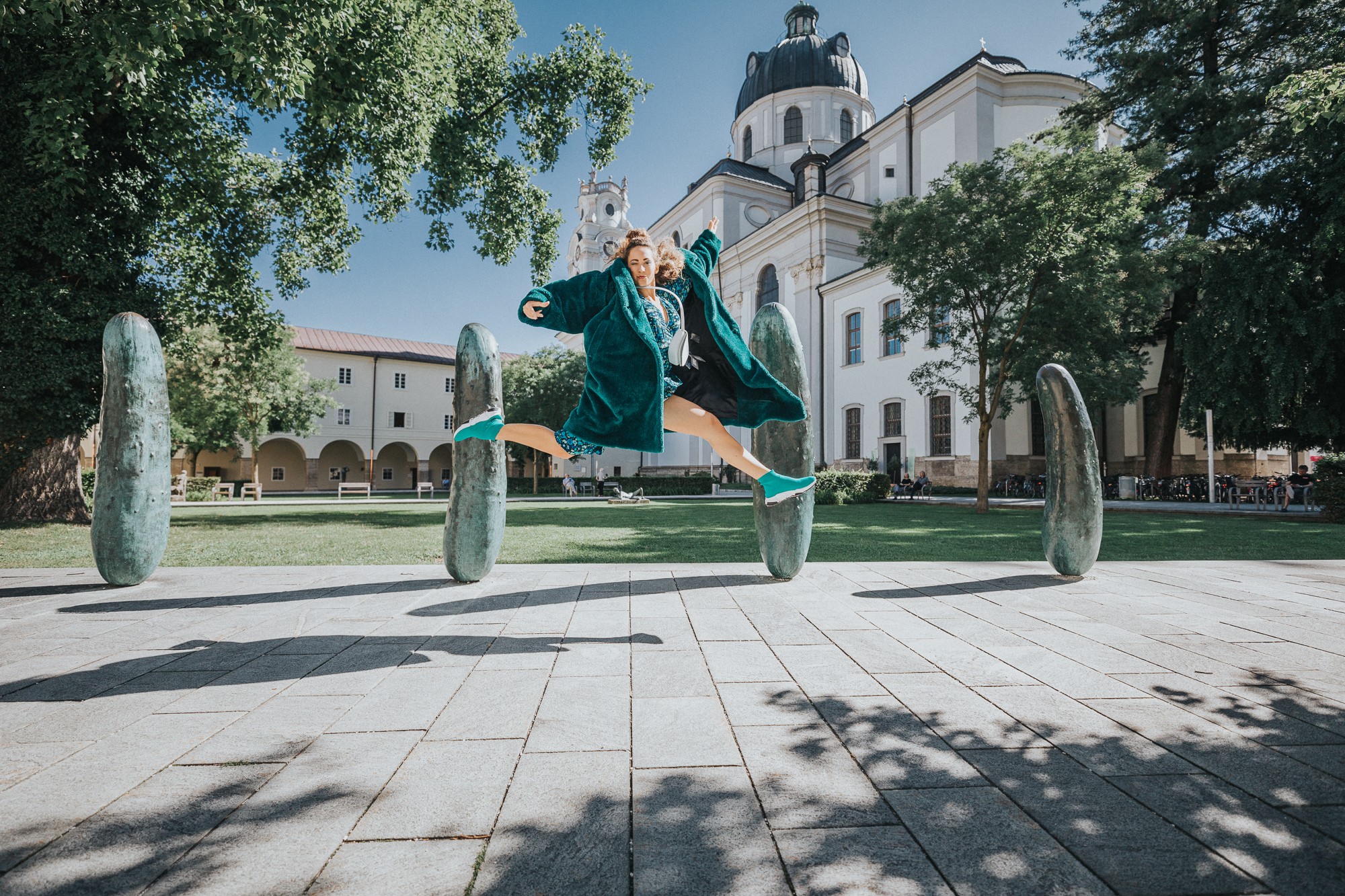 Model: Springt Vor Den Gurken Im Furtwänglerpark In Der Altstadt Von Salzburg.