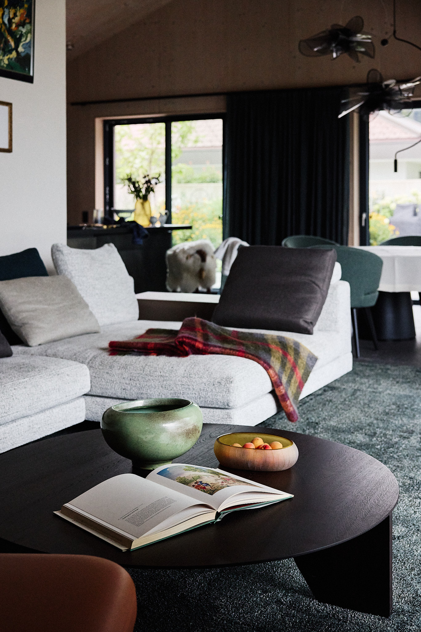 Projekt Haus Am See – Interiorfotografie &Amp; Lichtdesign In Salzburg | Niko Zuparic 3 Wohnbereich Im Haus Am See, Interiorfotografie Von Niko Zuparic – Gestaltung Von Christina Tassioglou &Amp; Martina Hirschberger.