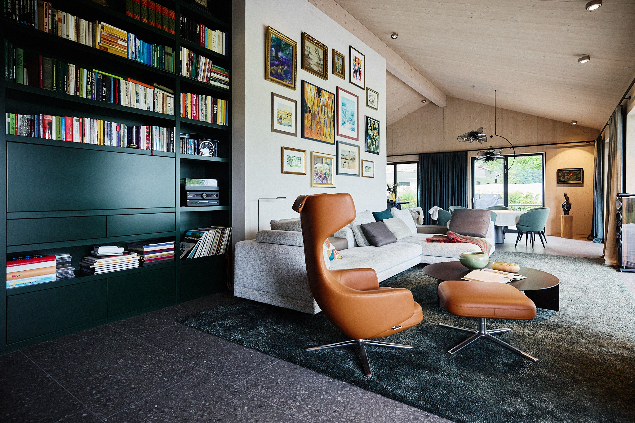 Projekt Haus Am See – Interiorfotografie &Amp; Lichtdesign In Salzburg | Niko Zuparic 4 Wohnbereich Im Haus Am See, Interiorfotografie Von Niko Zuparic – Gestaltung Von Christina Tassioglou &Amp; Martina Hirschberger.