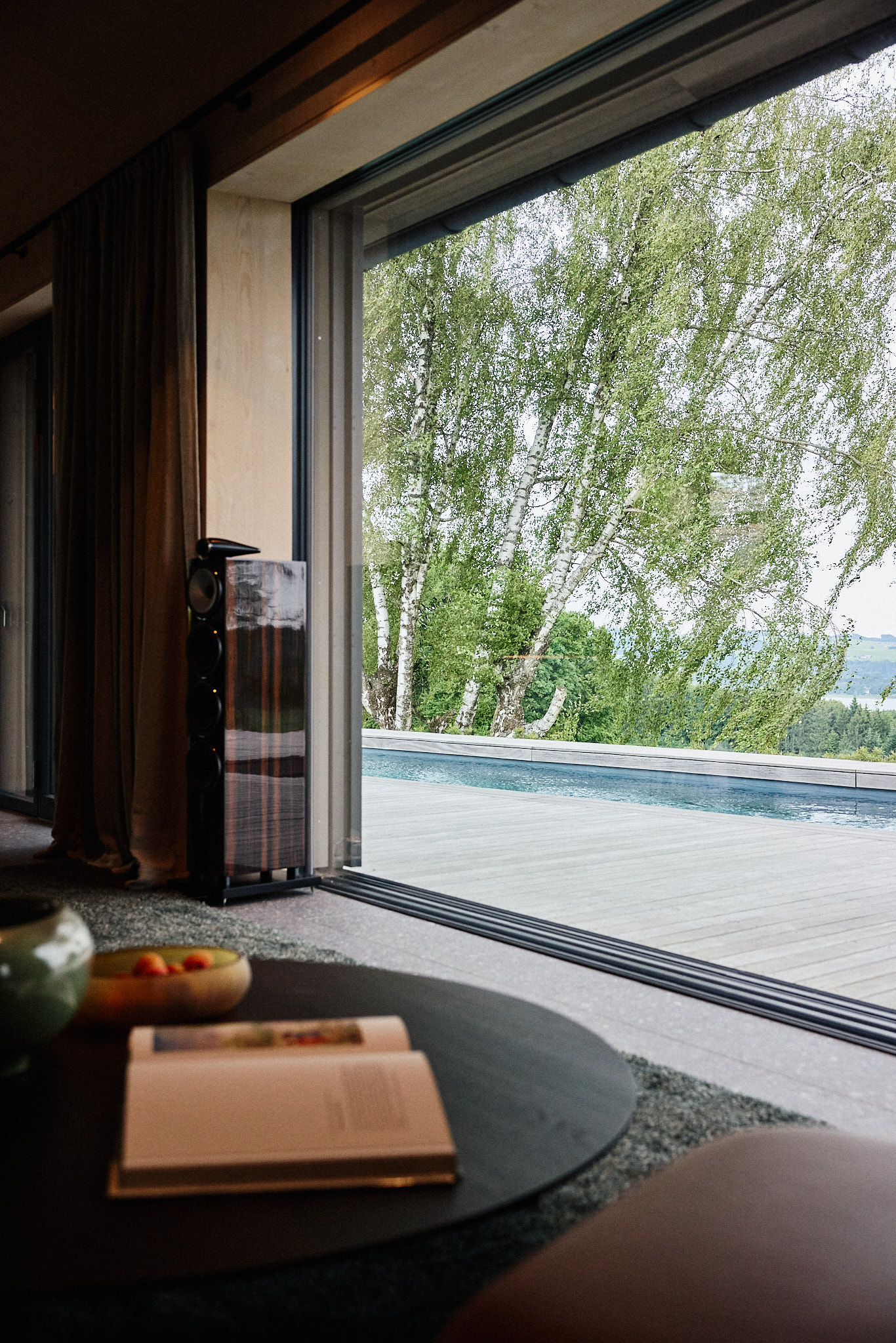 Projekt Haus Am See – Interiorfotografie &Amp; Lichtdesign In Salzburg | Niko Zuparic 1 Wohnbereich Im Haus Am See, Interiorfotografie Von Niko Zuparic – Gestaltung Von Christina Tassioglou &Amp; Martina Hirschberger.