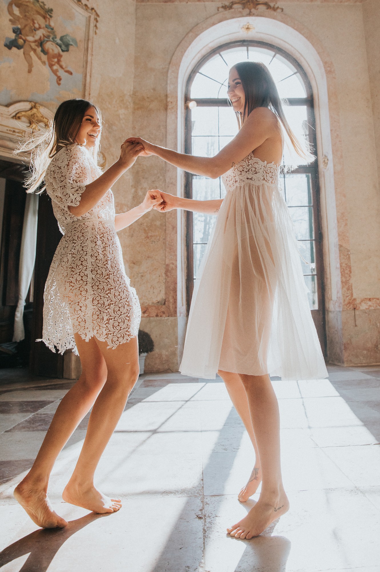 Portrait Twins Editorial - Tanzende Zwillinge in Kleidern von Das Kleid Salzburg